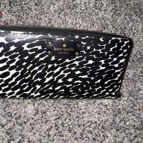 Kate Spade Black Wallet with Gold Zipper - Picture 2 of 13